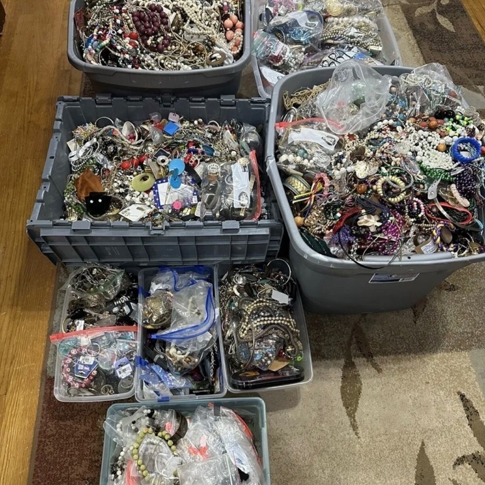 3 LB “BOTTOM OF BOX” MYSTERY JEWELRY LOT~ Hidden treasures from Jewelry Haul - Picture 4 of 11